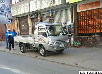 La camioneta parqueada sobre la vereda en la calle Bolívar