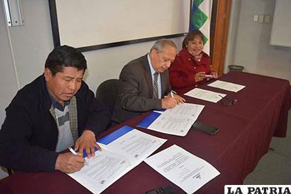 Firma de convenio interinstitucional fortalecerá labor municipal en Oruro /Amdeor