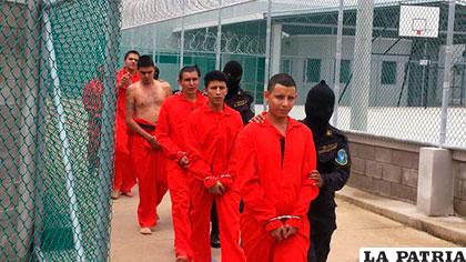 Los pandilleros caminan por un pasillo de la cárcel luego de su condena /DIARIO LA PRENSA