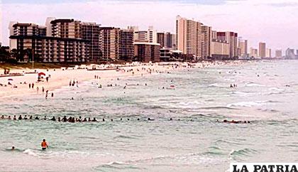 La cadena humana formada en una playa de La Florida /Noticieros Televisa