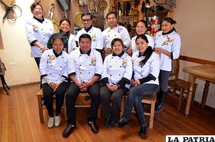 Parte de la delegación que representará a Oruro en el Encuentro Nacional de Gastrónomos