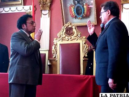 Guillermo Quispe (Izq) fue posesionado por el alcalde Edgar Bazán