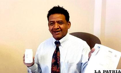 Jefe regional de la CNS de La Paz, William de la Barra muestra un medicamento chino /ANF