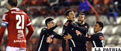 Jugadores de Libertad de Paraguay festejan un gol durante un partido ante Huracán /EFE