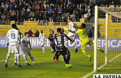 La acción del único gol anotado en el lance donde Bolívar venció a Liga de Quito /APG
