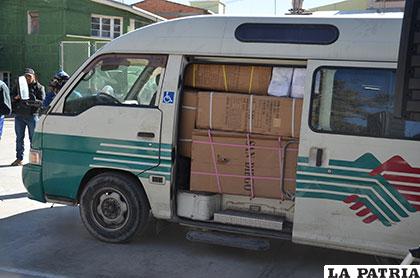 El minibús con mercadería de contrabando interceptado por la Policía