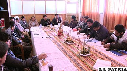 Reunión entre miembros del Concejo Municipal de Oruro y autoridades de Soracachi