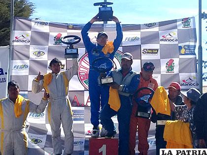 Jairo Chura, campeón nacional de automovilismo, categoría R1B