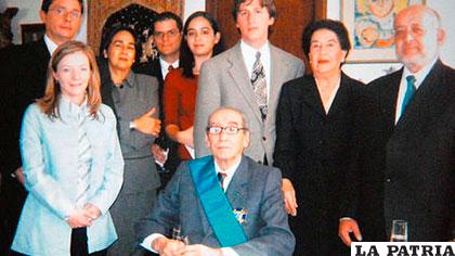 Alberto Crespo Rodas, centro, junto a su familia