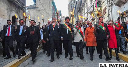 Autoridades de Gobierno, del departamento y municipio de La Paz, en el desfile cívico por la efeméride paceña /APG