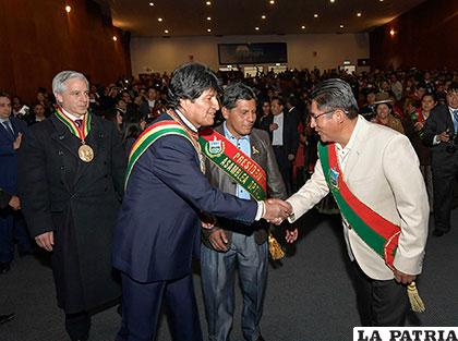 El saludo de Evo Morales y Félix Patzi, durante el acto de conmemoración de 208 años de revolución de La Paz /ABI.BO