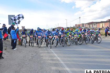 Ciclistas compiten hoy en la carrera Oruro-Poopó  