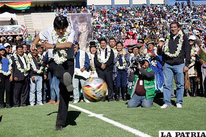 El Presidente, Evo Morales, dio el puntapié inicial en el estreno del estadio Municipal de El Alto /APG