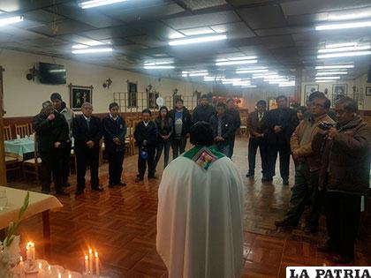 Momento de la liturgia en homenaje a los cuatro años de la Diablada Artística y Cultural Bolívar