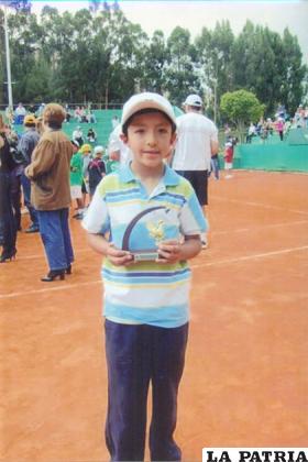 Desde sus nueve años viene practicando el tenis