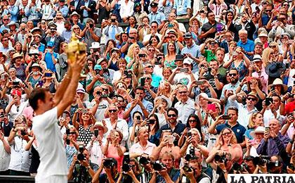Roger Federer con el trofeo de campeón ante el aplauso de sus aficionados /ESTADIODEPORTIVO