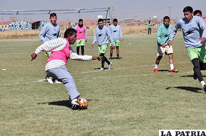 Uribe, en la práctica futbolística del equipo orureño