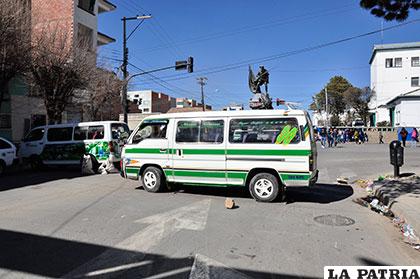Transportistas utilizaron sus minibuses para bloquear el sector del Hospital Obrero