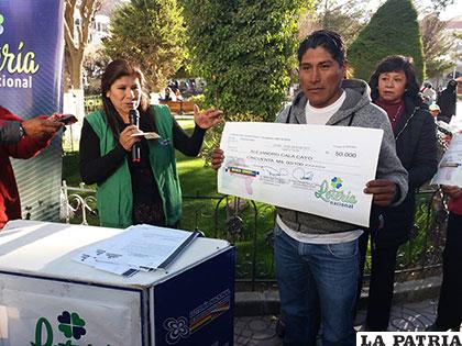 El ganador de los 50 mil bolivianos no creyó ser el afortunado hasta que recibió el cheque