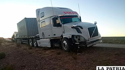 El camión golpeó la camioneta con la parte delantera derecha