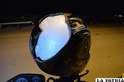 El casco de seguridad del motociclista se rompió en el incidente