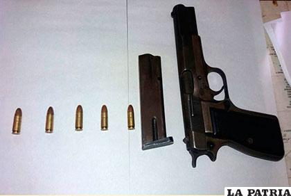 La pistola y proyectiles que se secuestraron a los delincuentes