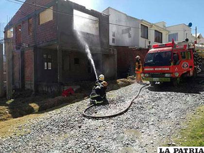 Durante las prácticas en contención de incendios /SAR Bolivia