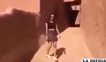 La mujer fue vista con una falda corta en un lugar turístico /Redes sociales