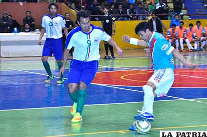 Jesús Saavedra domina el balón ente la marca de Santalla