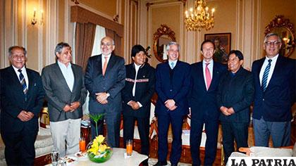 Ex presidentes junto a Evo, reunidos por tema marítimo