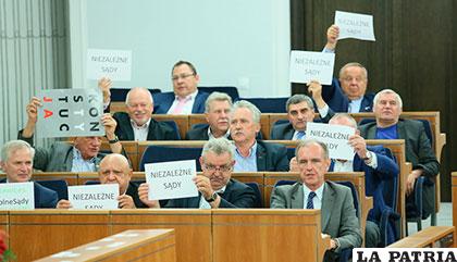 El senado polaco aprueba la polémica reforma judicial enfrentado a la calle y la UE