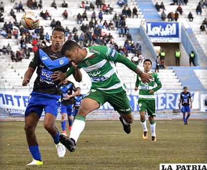 Reinoso disputa el balón ante su adversario