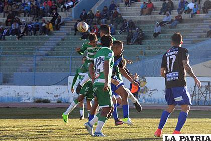 Reinoso inquietó la defensa de Oriente Petrolero