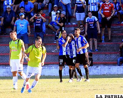 Coimbra junto a sus compañeros festeja el gol del triunfo de Blooming /MARKA REGISTRADA