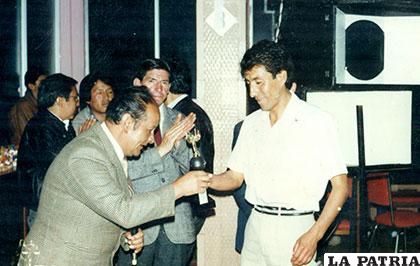 Recibe el trofeo en el campeonato de futsal del Poder Judicial