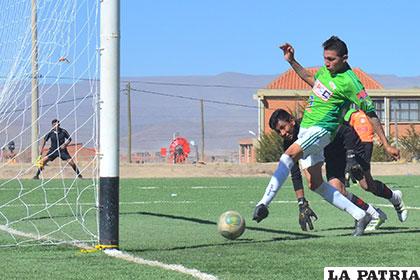 Carlos Román anota el gol para Surcar