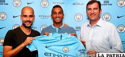 Danilo junto al entrenador Guardiola (izquierda) y el presidente del Manchester City Ferrán Soriano (derecha) 