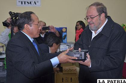 El ministro de educación, Roberto Aguilar entregó los equipos a los institutos