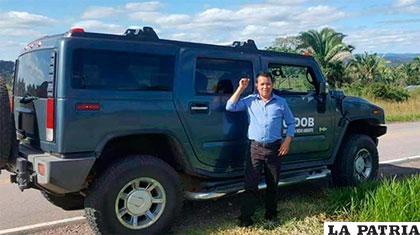 Rafael Álvarez, secretario de medioambiente de la Cidob junto al vehículo en cuestión /FACEBOOK