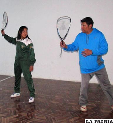 Luis Copa enseña el manejo de la raqueta