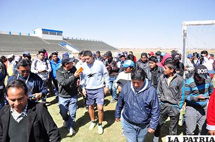 Los hinchas de San José, dieron la bienvenida a Carlos Saucedo