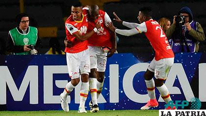 Javier López (centro) celebra el gol para Santa Fe