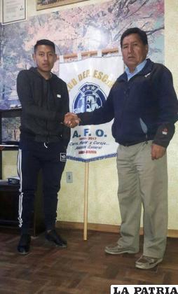 Harold Calle junto al presidente de Deportivo Escara, Freddy Condori