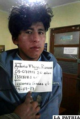 El agresor del policía fue identificado como Antonio Flores Ramos /ERBOL