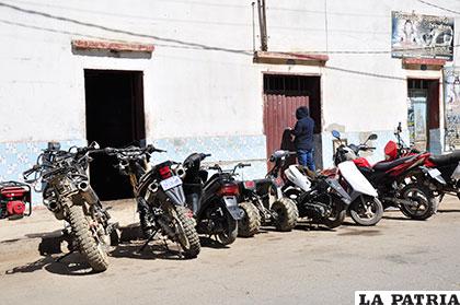 En la zona Este hay varios talleres de reparación de motocicletas que funcionan en las calles