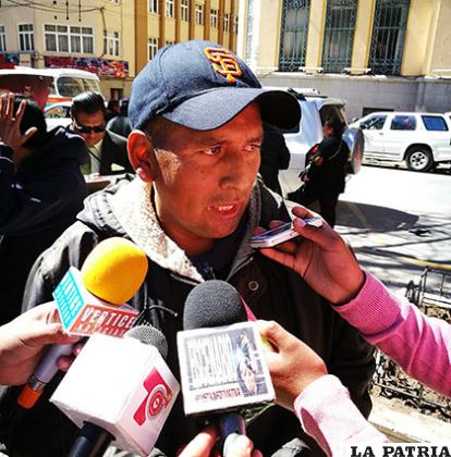 El ex dirigente de los productores de coca de Los Yungas, Agustín Mamani ante los medios de Oruro