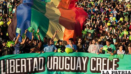 El festejo cuando se legalizó la marihuana en Uruguay /GROWBARATO.NET