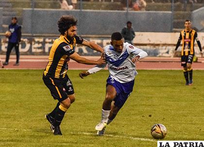 Fernando Martelli y Jair Reinoso, disputan el balón