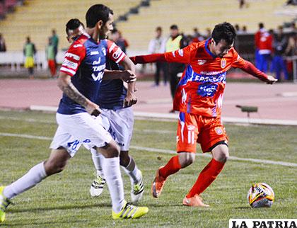 Una acción del partido entre Universitario y Wilstermann /APG