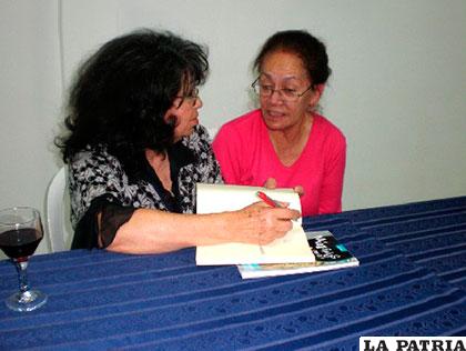 Blanca Garnica (der.) junto a la escritora Gaby Vallejo (izq.) /GABYVALLEJO.COM